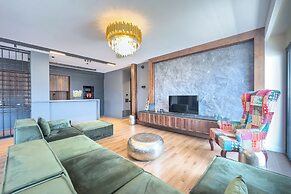 Phaedrus Living Apollo Skyview Penthouse