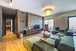 Phaedrus Living Apollo Skyview Penthouse