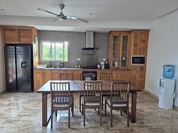 Punta Popy 3BR Duplex With Pool, Walk to Beach