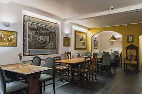 Hawk and Buckle Inn