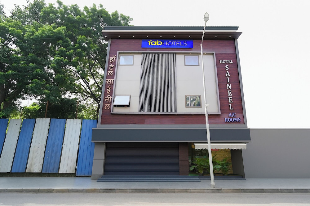 FabHotel Saineel - Nr Juhu