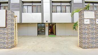 Fabhotel Executive pearl Inn - Nr Twin tower
