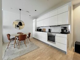 Stylish Downtown 2BR Flat with Sauna and Work Area