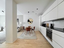 Stylish Downtown 2BR Flat with Sauna and Work Area