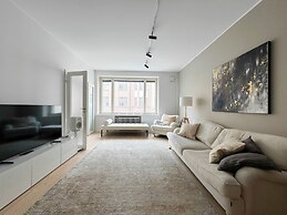 Stylish Downtown 2BR Flat with Sauna and Work Area