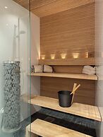 Stylish Downtown 2BR Flat with Sauna and Work Area
