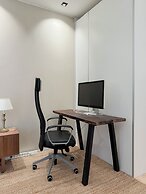 Stylish Downtown 2BR Flat with Sauna and Work Area