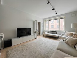Stylish Downtown 2BR Flat with Sauna and Work Area