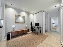 Stylish Downtown 2BR Flat with Sauna and Work Area