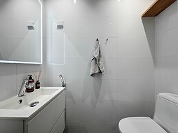 Stylish Downtown 2BR Flat with Sauna and Work Area