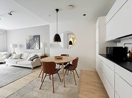 Stylish Downtown 2BR Flat with Sauna and Work Area