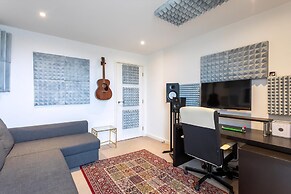 Stunning Brentford Penthouse