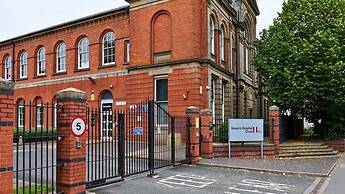 Queen's Hospital Close