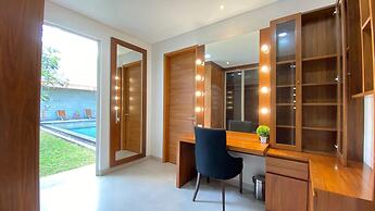 YY Villa Big Pool & Parking in Seminyak