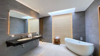 YY Villa Big Pool & Parking in Seminyak