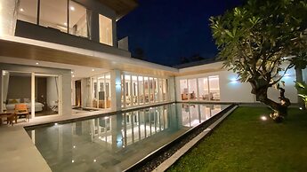 YY Villa Big Pool & Parking in Seminyak