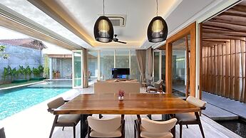 YY Villa Big Pool & Parking in Seminyak