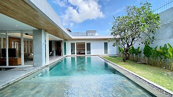 YY Villa Big Pool & Parking in Seminyak
