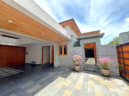 YY Villa Big Pool & Parking in Seminyak