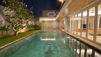 YY Villa Big Pool & Parking in Seminyak