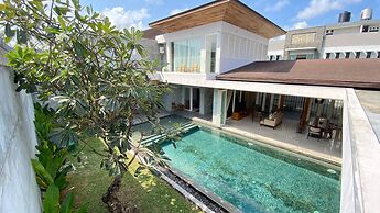 YY Villa Big Pool & Parking in Seminyak