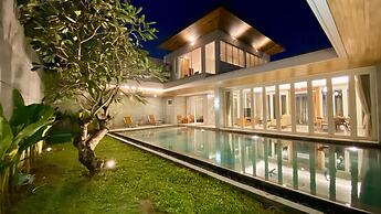 YY Villa Big Pool & Parking in Seminyak