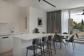 Phaedrus Living: Travertine Residences 102