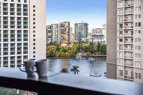 2BR Luxury Skytower Views CBD Pool Gym Netflix