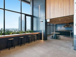 2BR Luxury Skytower Views CBD Pool Gym Netflix