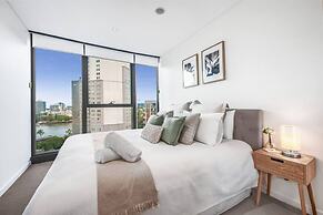 2BR Luxury Skytower Views CBD Pool Gym Netflix