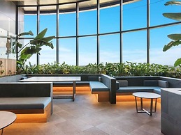 2BR Luxury Skytower Views CBD Pool Gym Netflix