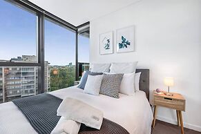 2BR Luxury Skytower Views CBD Pool Gym Netflix
