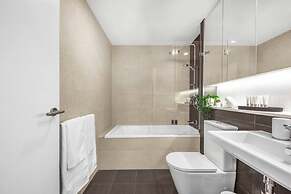 2BR Luxury Skytower Views CBD Pool Gym Netflix
