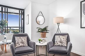 2BR Luxury Skytower Views CBD Pool Gym Netflix