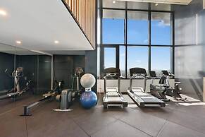 2BR Luxury Skytower Views CBD Pool Gym Netflix