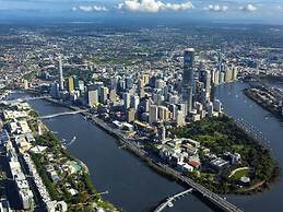 2BR Luxury Skytower Views CBD Pool Gym Netflix