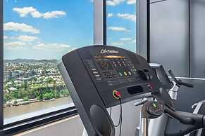 2BR Luxury Skytower Views CBD Pool Gym Netflix