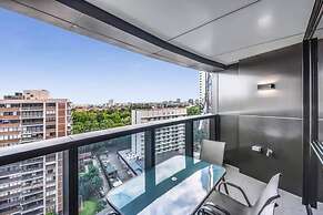 2BR Luxury Skytower Views CBD Pool Gym Netflix