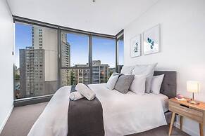 2BR Luxury Skytower Views CBD Pool Gym Netflix