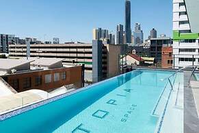 2BR Utopia Fortitude Valley Pool Rooftop King bed