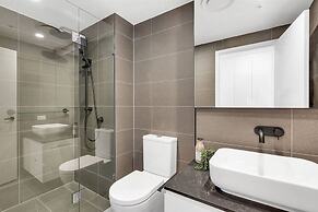 2BR Utopia Fortitude Valley Pool Rooftop King bed