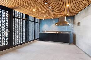 2BR Luxury Skytower Views CBD Pool Gym Netflix