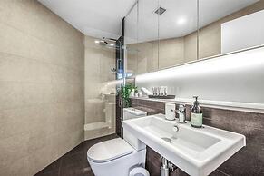 2BR Luxury Skytower Views CBD Pool Gym Netflix
