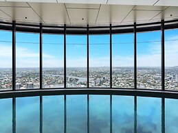 2BR Luxury Skytower Views CBD Pool Gym Netflix