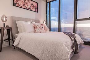 2BR Luxury Skytower Views CBD Pool Gym Netflix