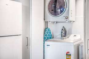 2BR Luxury Skytower Views CBD Pool Gym Netflix
