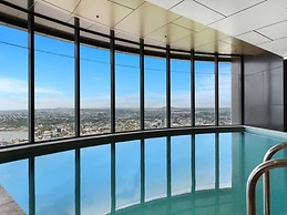 2BR Luxury Skytower Views CBD Pool Gym Netflix