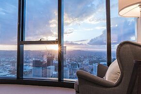 2BR Luxury Skytower Views CBD Pool Gym Netflix