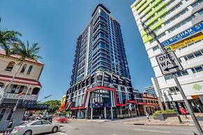 2BR Utopia Fortitude Valley Pool Rooftop King bed