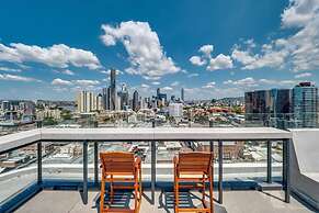 2BR Utopia Fortitude Valley Pool Rooftop King bed